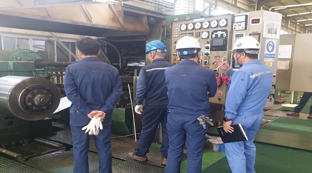 사진=지난 6월 포항 설비기술부 직원들이 대구 한국클래드텍에서 압연기 헌팅과 가열로 효율을 진단해 주고 있는 모습