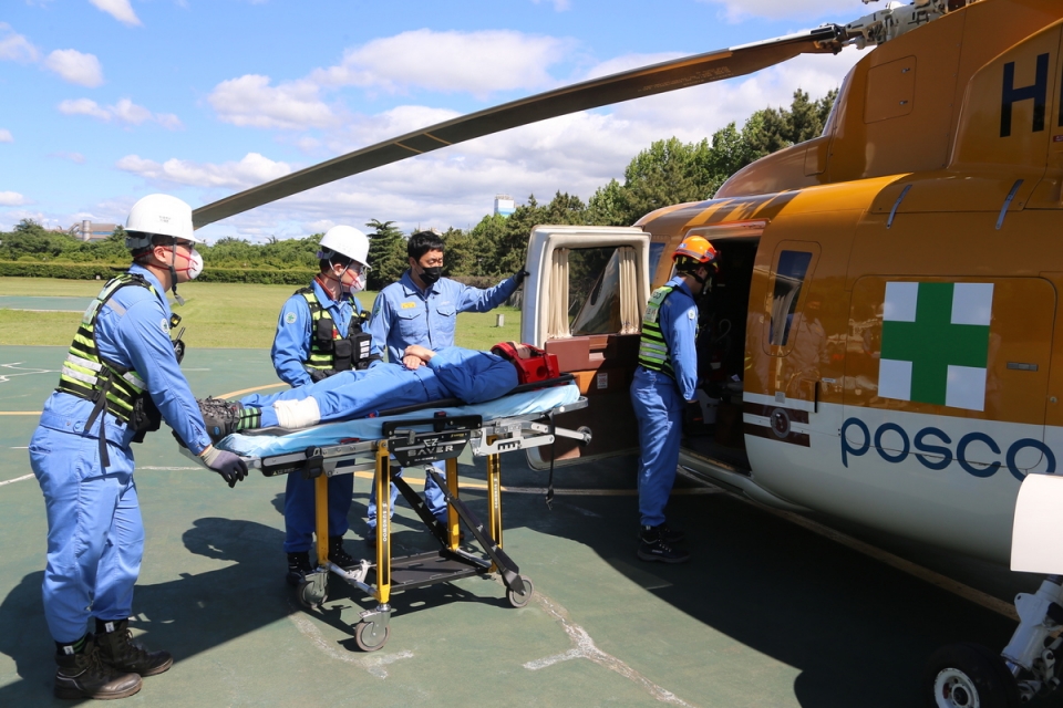 포스코가 지난 5월 20일 사내 응급의료지원 비상대응 모의훈련을 펼쳤다. 응급환자 긴급 이송을 위해 헬기로 옮기는 모습
