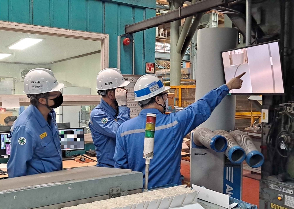포항제철소와 임가공사 직원들이 2냉연공장에서 스마트 영상인식 기술로 촬영된 제품의 품질상태를 점검하고 있다/사진=포스코