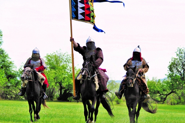 등자를 사용해 전투에 나선 고트족 기병 재현 모습   ( 출처 = 페로타임즈DB, 위키미디어 )