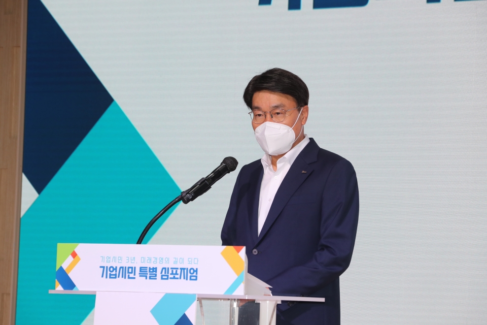 최정우 포스코 회장이 기업시민 선포 3주년 심포지엄에서 인사말을 하고 있다.