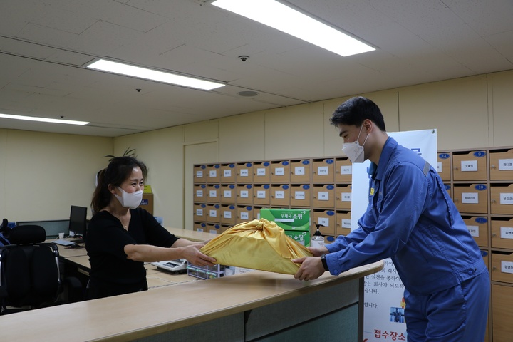 포항제철소 직원이 추석 선물 반송센터에 반송할 선물을 접수하고 있다.
