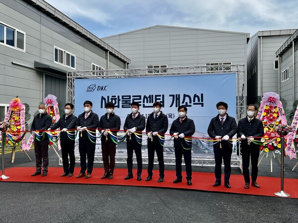 포스코 STS 지정가공센터인 DKC는 9일 시화MTV 물류센터를 신규 오픈하고 서울, 수도권, 충청권 영업 강화에 나선다고 밝혔다.