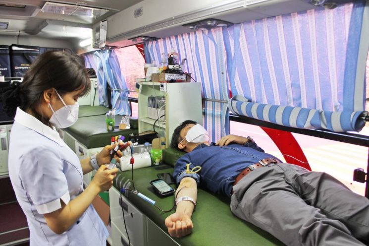 포스코 체인지업 그라운드 포항은 25일 코로나19 장기화에 따른 혈액 수급난을 완화하기 위한 '사랑의 헌혈버스 캠페인'에 동참했다.