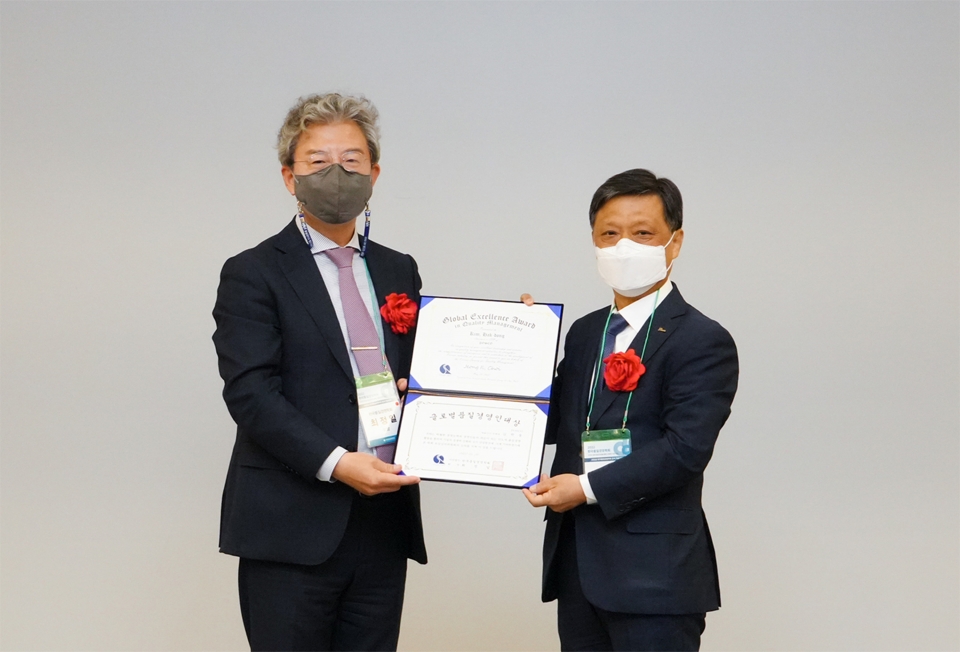 포스코 김학동 부회장(오른쪽)이 글로벌 품질경영인 대상을 수상했다.