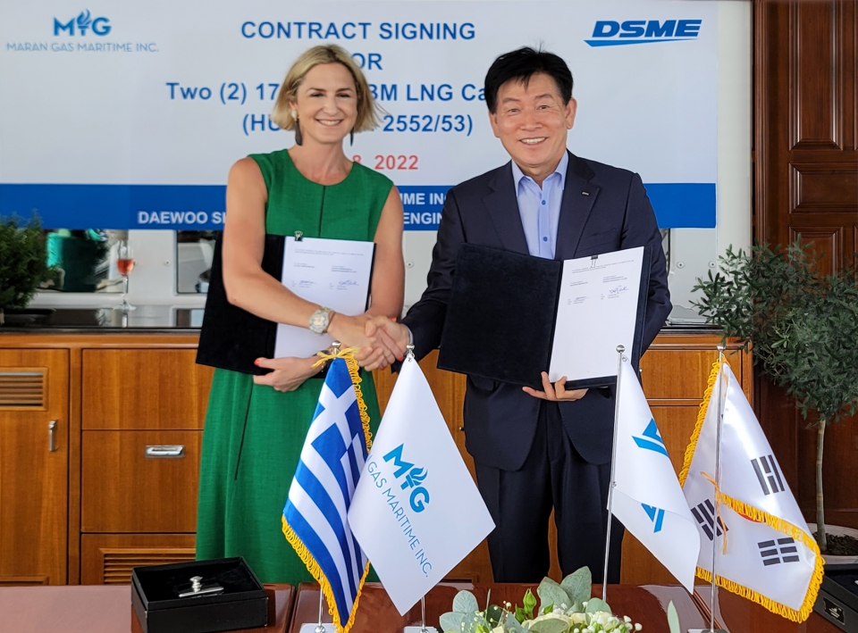 박두선 대우조선해양 사장(오른쪽)과 마리아 안젤리쿠시스 그룹 회장이 LNG 운반선 건조 계약서에 서명한 뒤 악수를 하고 있다.