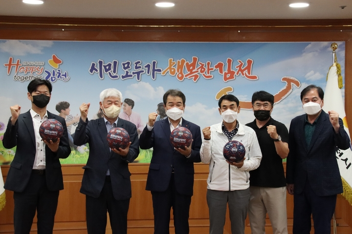 아주스틸은 21일 경북 김천시청을 방문해 K리그 프로축구단인 김천상무에 광고 후원금 1억 원을 전달했다.