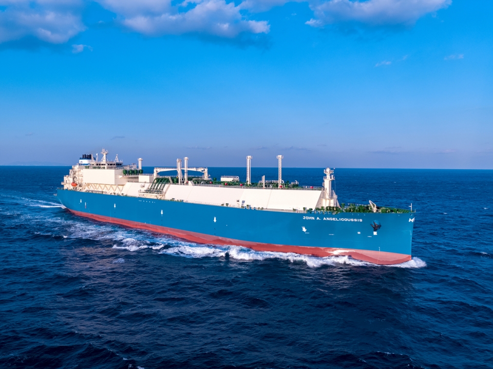 대우조선해양의 축발전기와 공기윤활시스템이 적용된 LNG 운반선의 항해 모습.