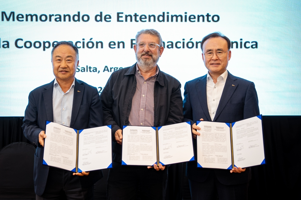 포스코이앤씨는 11일 아르헨티나 살타주에서 포스코-아르헨티나, 우오크라(UOCRA) 재단과 '아르헨티나 건설기능인력 양성 업무협약'을 체결했다.