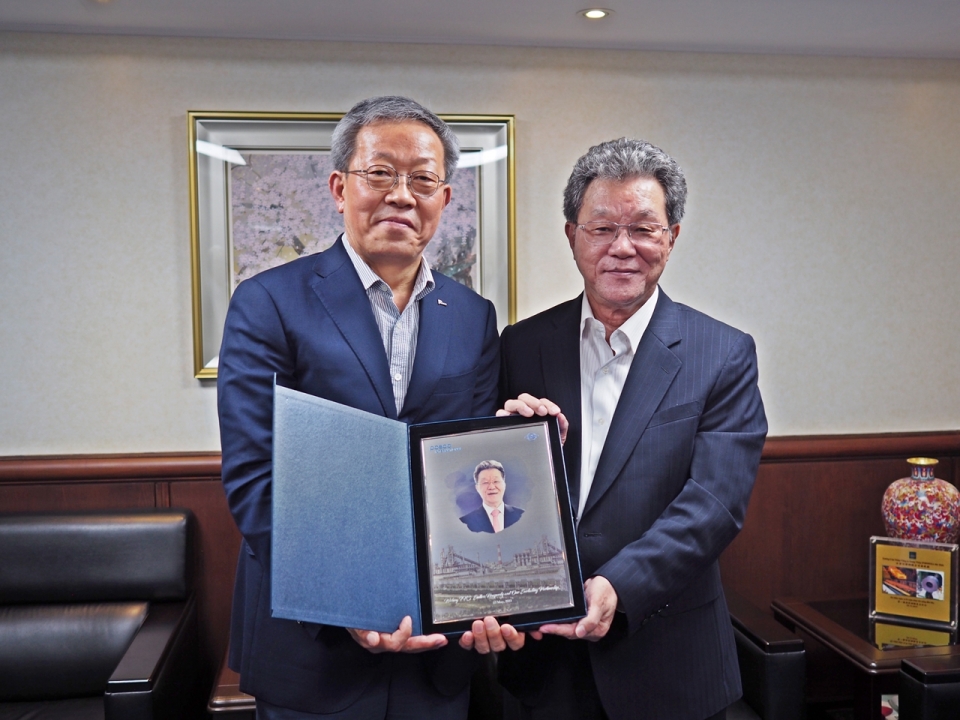 정탁 포스코인터내셔널 부회장과 CHANG FU NING(張復寧) 대만 FHS 회장이 기념사진을 촬영하고 있다.
