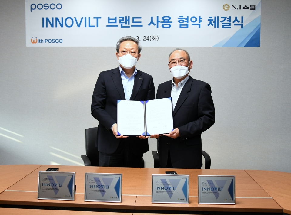 NI스틸 배종민 회장(우측)은 작년 3월 포스코와 이노빌트(INNOVILT) 브랜드 사용 협약을 체결했다/사진=포스코