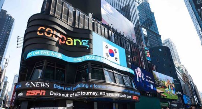 쿠팡은 11일(현지시간) 미국 뉴욕증권거래소(NYSE)에 상장됐다. 사진은 뉴욕 맨하탄 타임스퀘어에 쿠팡의 상장을 기념하는 광고. @쿠팡