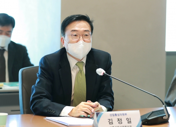 '무역관 환경 이슈 대응 민관간담회'에서 발언하는 산업부 김정일 실장